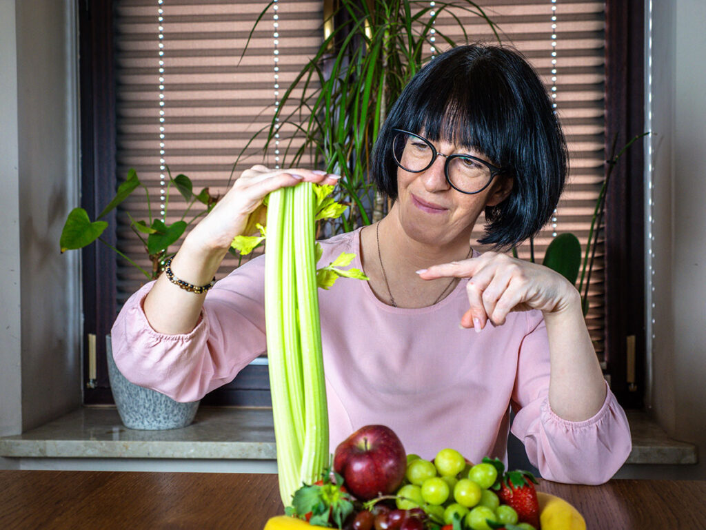 Agnieszka Księżopolska z selerem – naturalne wsparcie oczyszczania organizmu z metali ciężkich